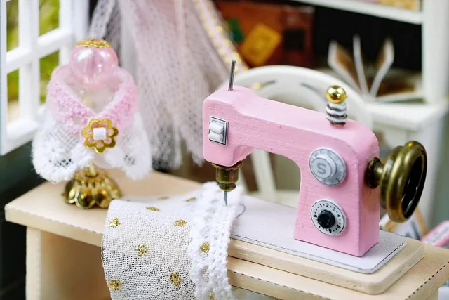 CUTEROOM Pink sewing machine on the atelier worktable